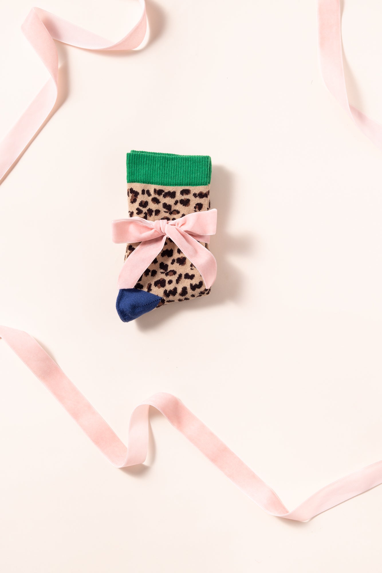 LES CHAUSSETTES LEO.