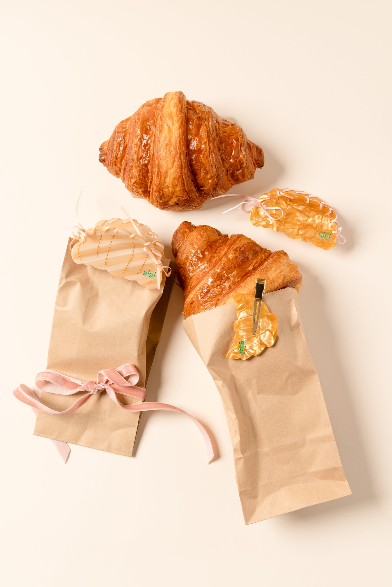 PINCE CROISSANT NACRE.