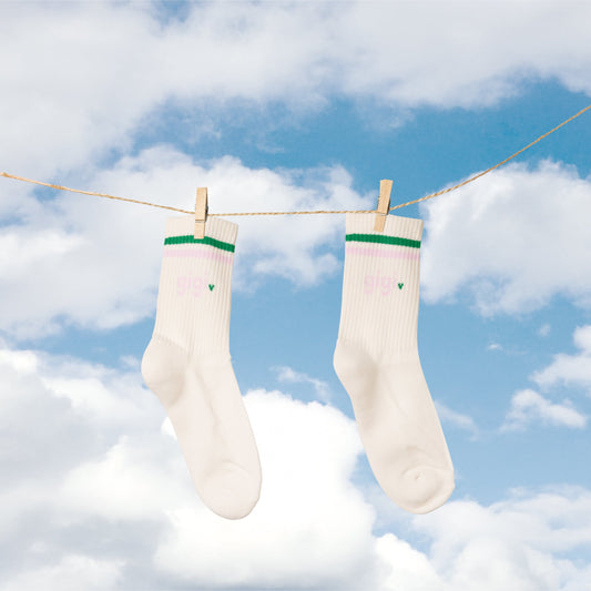 LES CHAUSSETTES BEIGE.