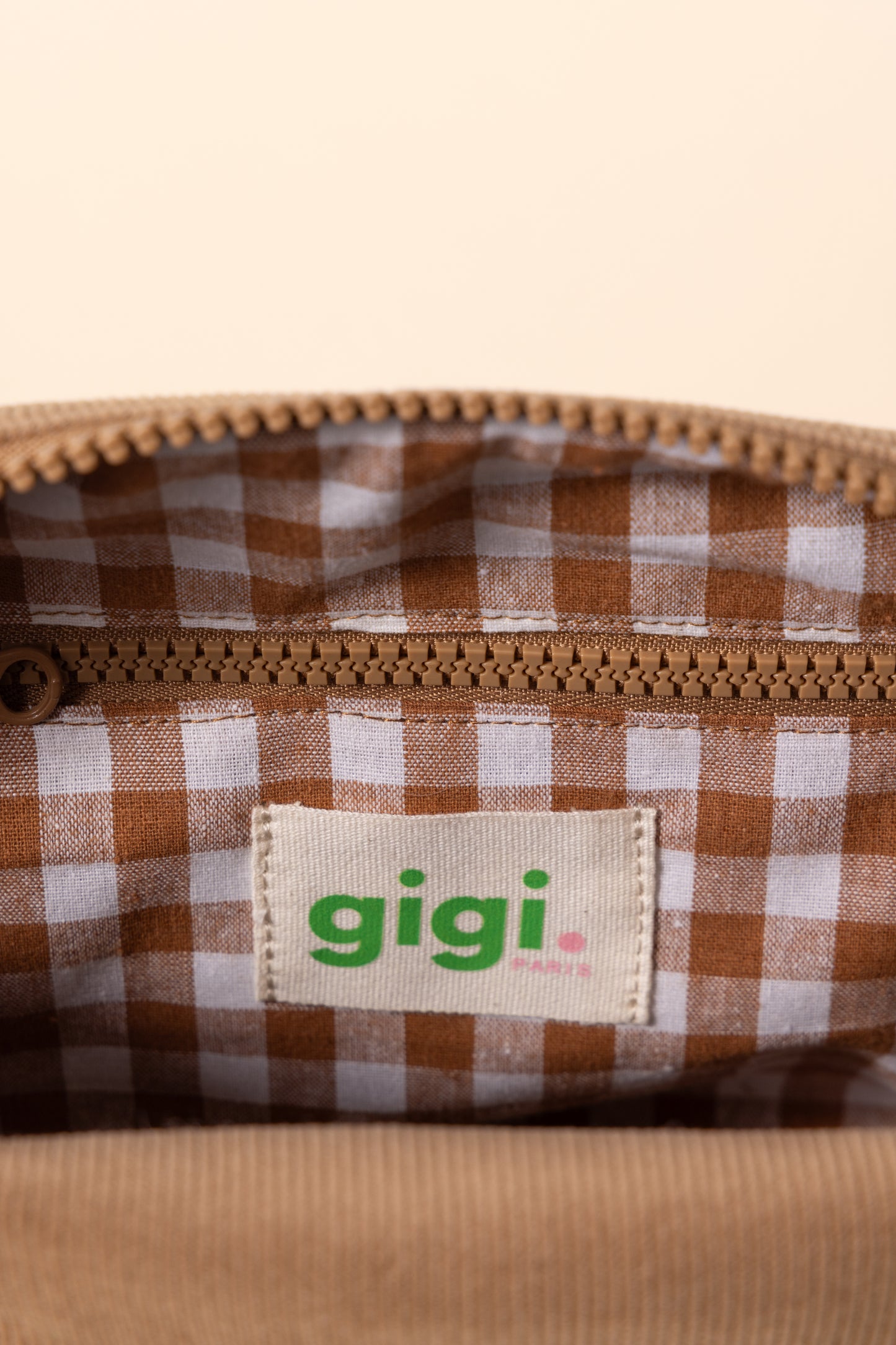 POCHETTE VELOURS MOCHA MOUSSE.